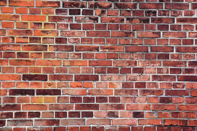 Wie man eine zugelassene Backsteinmauer beleuchtet