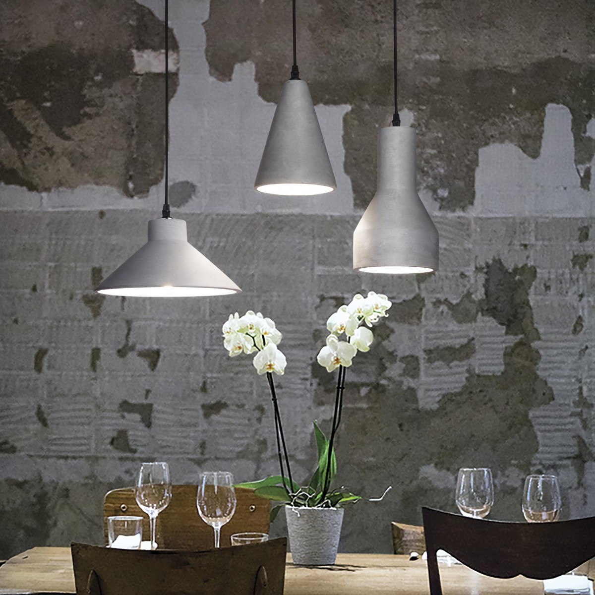 Závěsný lustr Ideal Lux s betonovým stínidlem nad jídelním stolem